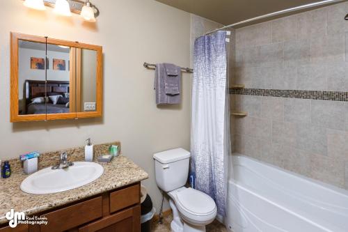 uma casa de banho com um lavatório, um WC e uma banheira em Tranquil Stay at Settlers Bay, Newly Furnished! em Wasilla