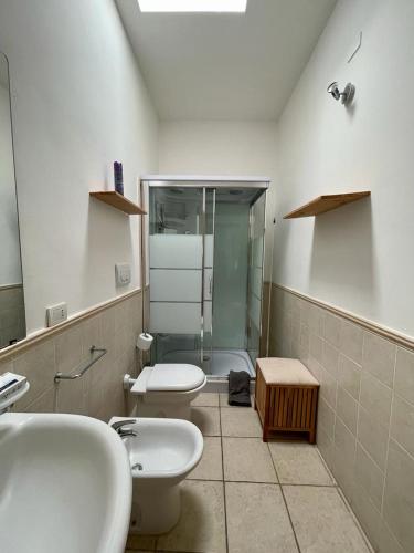 ein Badezimmer mit 2 WCs und einer Glasdusche in der Unterkunft Villa in Salento in Lecce
