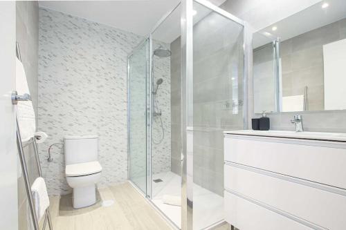 La salle de bains est pourvue d'une douche, de toilettes et d'un lavabo. dans l'établissement Impresionantes vistas al mar en Torremolinos, à Torremolinos