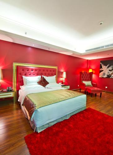 Ένα ή περισσότερα κρεβάτια σε δωμάτιο στο The Royal Pinnacle Hotel
