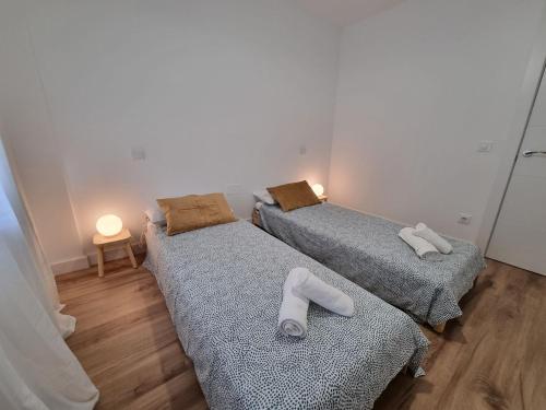 2 posti letto in camera con 2 asciugamani di C01A01 Apartamento Moderno con vistas al mar a Santander