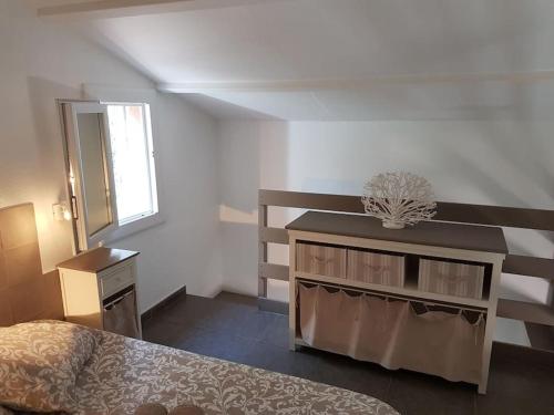 une chambre avec un lit, une commode et une fenêtre dans l'établissement MINI VILLA A 5MIN À PIEDS DE LA PLAGE SANTA GIULIA, à Porto-Vecchio