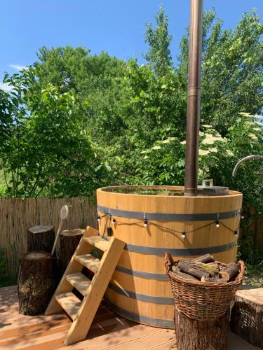 MANDULÁS KABIN a kisház dézsával és kilátással a Balatonra