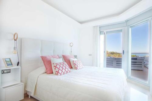 Säng eller sängar i ett rum på Luxury 3 bedroom Apartment at La Cala Golf - Mijas