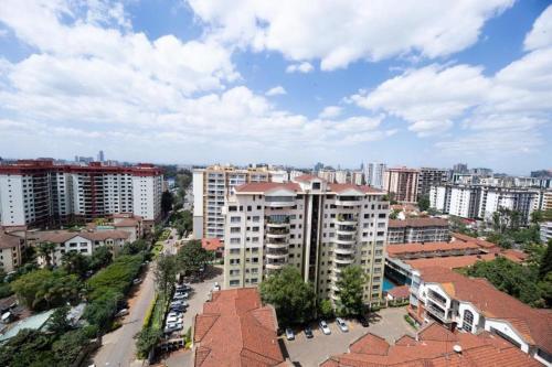 Pemandangan umum bagi Nairobi atau pemandangan bandar yang diambil dari apartmen