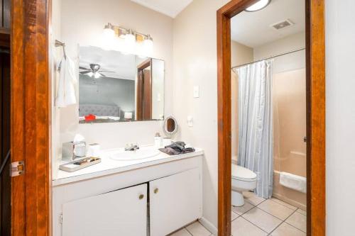 y baño con lavabo, aseo y espejo. en HEIRS LIVING : HOMELY - Near Rapides Medical . Near Downtown . PetsOK . King Bed, en Pineville