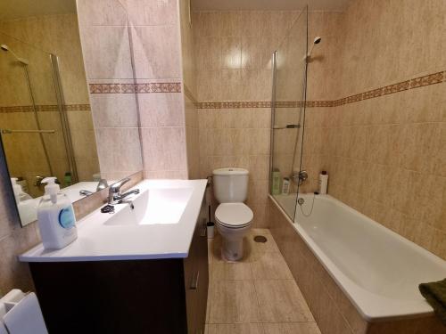 łazienka z umywalką, toaletą i wanną w obiekcie C01A03 Precioso apartamento Santander w mieście Santander
