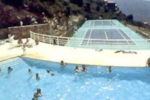 un groupe de personnes nageant dans une piscine dans l'établissement Vos vacances à Lama France Corse, à Lama