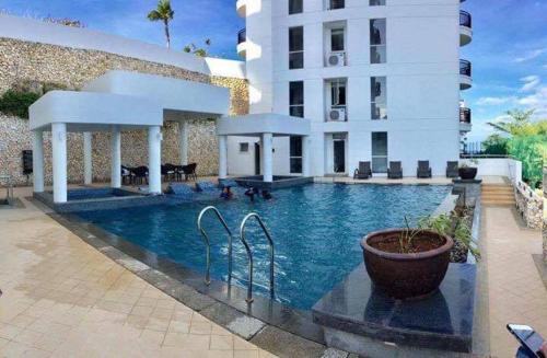 una gran piscina frente a un edificio en Magerife’s Home, en Boracay