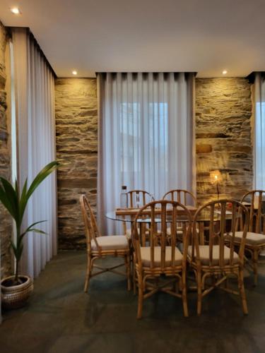 a dining room with a table and chairs at Villa Alva Guest House in Coja