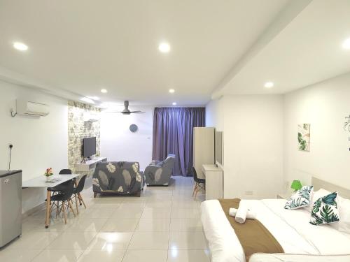 una sala de estar con un sofá y una mesa en Exclusive Studio/ 1~4pax/ Gurney/ Mansion One, en George Town
