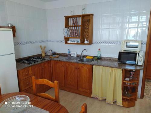 cocina con fregadero y encimera con microondas en Casa rural con Wifi, terraza y vistas al mar el La Palma, en Puntallana