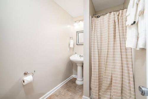 Gallery image of HEIRS LIVING : DELUXE - 3mi to Cabrini . King Bed . Washer and Dryer . PetsOK . Free Parking in Alexandria