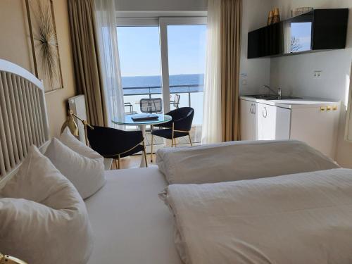ein Hotelzimmer mit einem Bett und Meerblick in der Unterkunft Haus Achtern Diek in Fehmarn