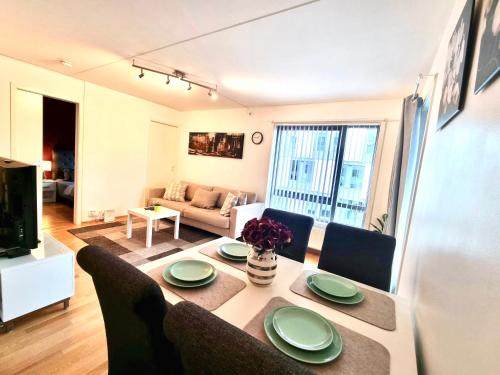 a living room with a table with green plates on it at Demims Apartments Lillestrøm - Central location & Parking in Lillestrøm