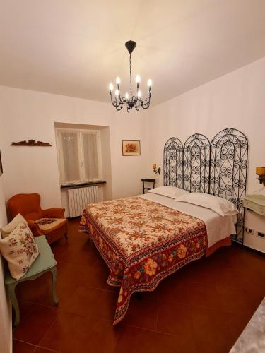 San SalvatoreにあるIl Borgo di Raのベッドとシャンデリアのある寝室