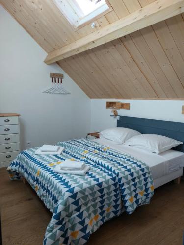 - une chambre avec un lit et une couette bleue et blanche dans l'établissement GITE HARY, à Villeblevin