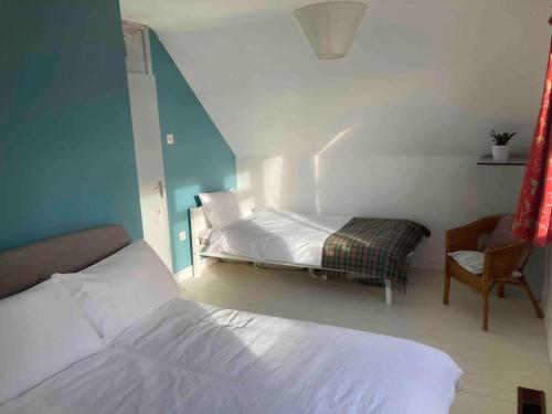 1 dormitorio con 1 cama y 1 silla en Cosy Stay on The Wild Atlantic Way, en Malin