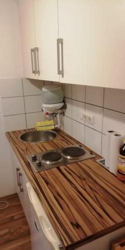 eine Küche mit einer Arbeitsplatte und einem Waschbecken in der Unterkunft Nice and cozy 1 room apt in Wiesbaden