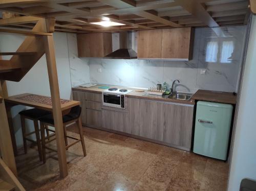 uma pequena cozinha com um lavatório e um fogão em Lakmos Studios em Ioannina