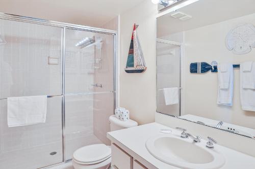 ein Bad mit einer Dusche, einem WC und einem Waschbecken in der Unterkunft Sand Dollar II 408 in St. Augustine