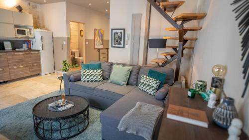 un salon avec un canapé et une table dans l'établissement Duplex calme et climatisé au Centre historique, à Avignon