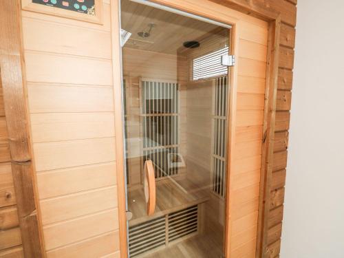 Porte d'entrée d'un sauna dans une maison dans l'établissement 2 Meadow Retreat, à Liskeard