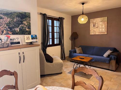 un salon avec un canapé et une table dans l'établissement Gite Chez Un Producteur de Fruits., à Boulbon