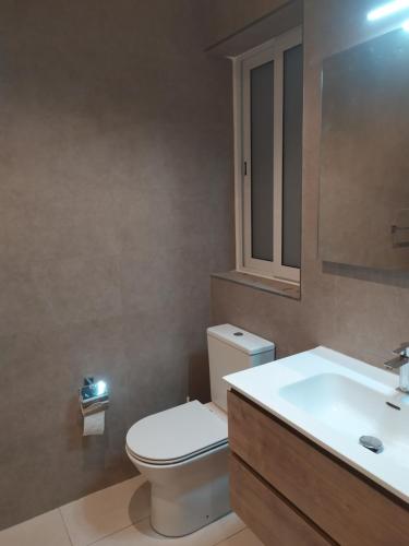 uma casa de banho com um WC e um lavatório em Sliema Living em Sliema