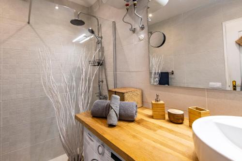 La salle de bains est pourvue d'une douche, d'un lavabo et d'un miroir. dans l'établissement Atlantic Paradise 1509, à Adeje