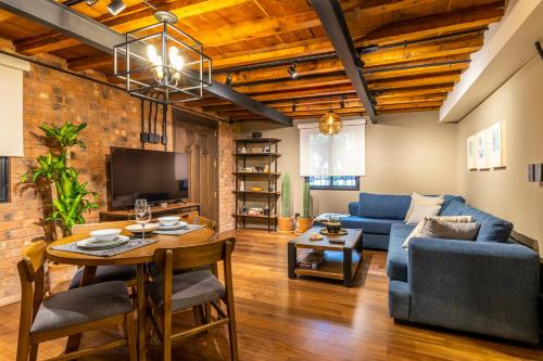 a living room with a blue couch and a table at Nido Roma Norte in Mexico City