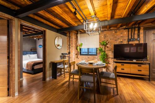a room with a dining table and a bedroom at Nido Roma Norte in Mexico City