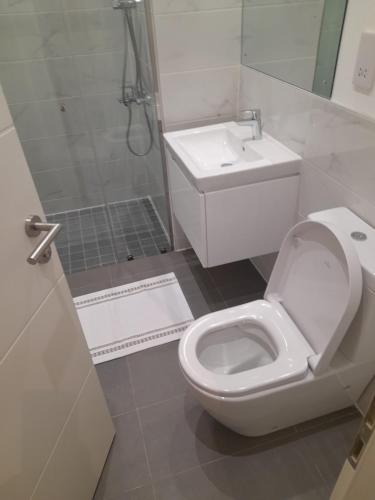 Ένα μπάνιο στο The Lennox D-Plus Apartments