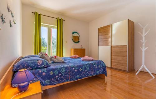 a bedroom with a bed and a window at Cozy Apartment In Liznjan With Wifi in Ližnjan