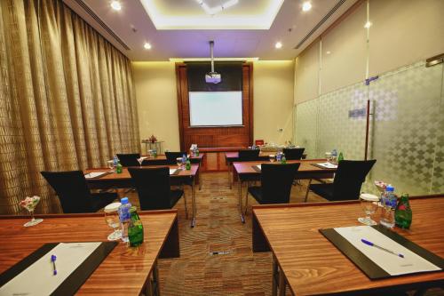 منطقة الأعمال و/أو غرفة المؤتمرات في Lavender Hotel Deira