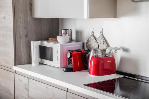 eine Küche mit einer Mikrowelle und einem roten Gerät in der Unterkunft Cà Mascaròn in Venedig