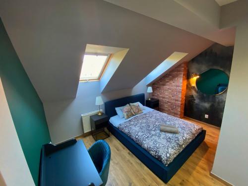 ein kleines Schlafzimmer mit einem Bett und einem Fenster in der Unterkunft Angelika9I 3 Mountain Aparts in Świeradów-Zdrój