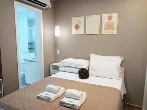 1 dormitorio con 1 cama con toallas en Apartamentos Juliana Bela Vista, en São Paulo