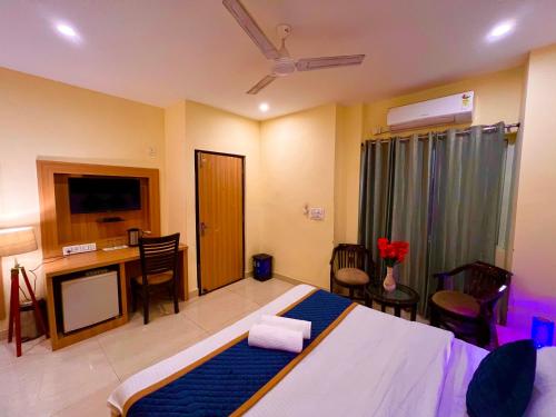 Televisyen dan/atau pusat hiburan di Reo Resort, near bus stand & railway station ,Haridwar