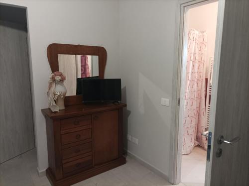 a mirror on top of a dresser in a room at Valery AffittaCamere in Capannori