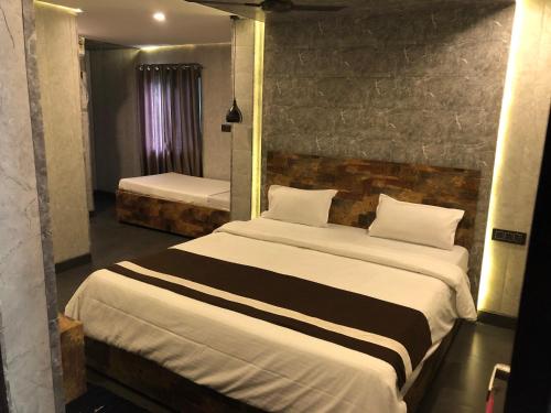 1 Schlafzimmer mit 2 Betten in einem Zimmer in der Unterkunft Aariv Inn in Baga