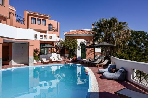 - une piscine en face d'une maison dans l'établissement Nisea Hotel Samos, à Pythagoreio