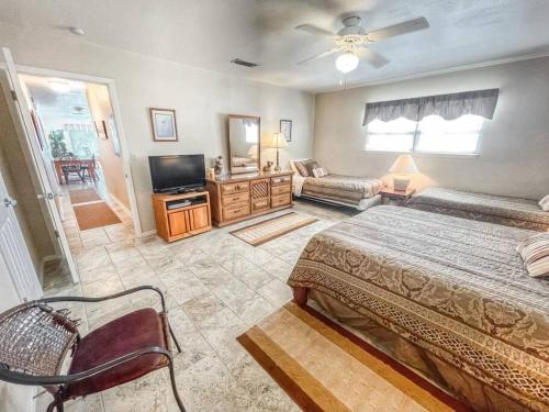 ein großes Schlafzimmer mit 2 Betten und einem TV in der Unterkunft Comal River Condo 375 in New Braunfels