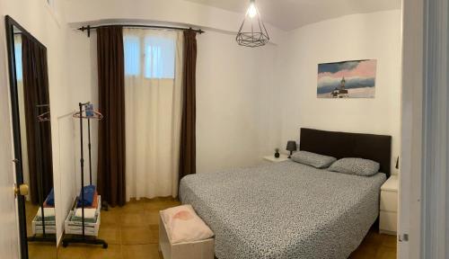 une petite chambre avec un lit et une fenêtre dans l'établissement Casa Maria, à Estepona