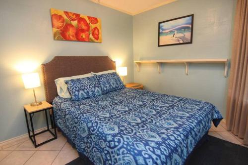 - une chambre avec un lit bleu et deux lampes dans l'établissement Lakeview Breeze, à Canyon Lake