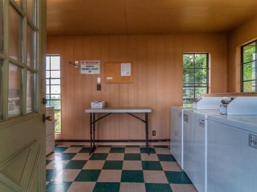 - une cuisine avec un sol en damier et une table dans l'établissement Lakeview Breeze, à Canyon Lake