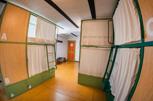 a room with two bunk beds in a building at Viajero Salento Hostel in Salento