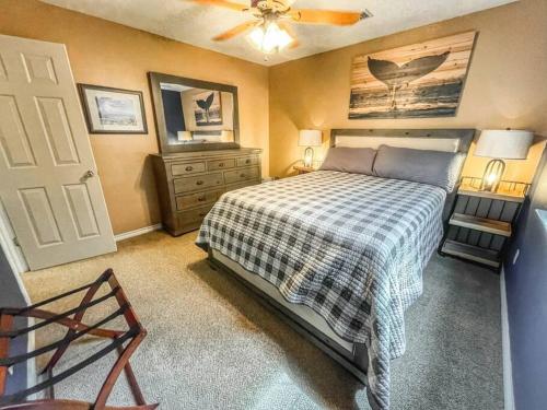 Schlafzimmer mit einem Bett und einem Deckenventilator in der Unterkunft The FARM House in New Braunfels