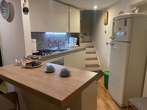 eine Küche mit einer Theke und einem weißen Kühlschrank in der Unterkunft Casa Barone in Neapel