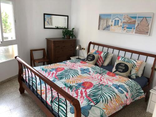 een slaapkamer met een bed met een kleurrijk dekbed bij Casa Amaya in Torrox Costa